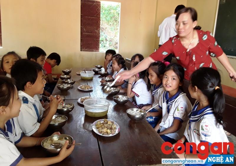 Bữa cơm tuy đạm bạc nhưng đủ chất dinh dưỡng và đảm bảo an toàn vệ sinh thực phẩm mà thầy cô Trường Tiểu học Châu Hạnh 1 nấu cho các học sinh