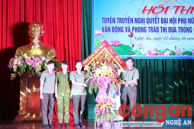 Đồng chí Đại tá Hồ Văn Tứ tặng hoa chúc mừng BCH HPN Công an tỉnh