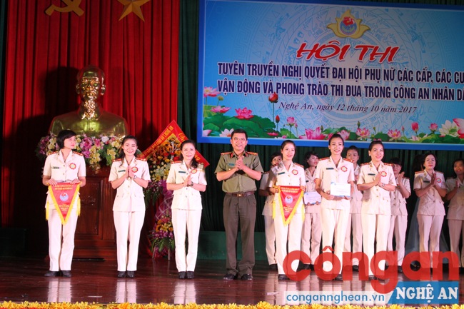 Đồng chí Thượng tá Nguyễn Văn Hùng, Trưởng ban giám khảo trao giải khuyến khích cho đội số 2 và số 3
