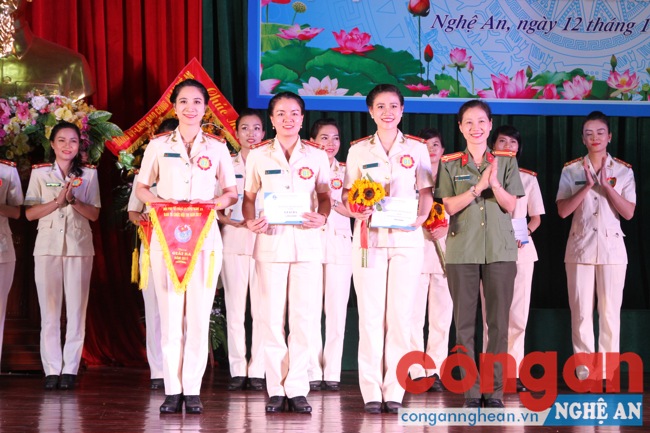 Trung tá Nguyễn Việt Hà trao giải ba cho đội số 1