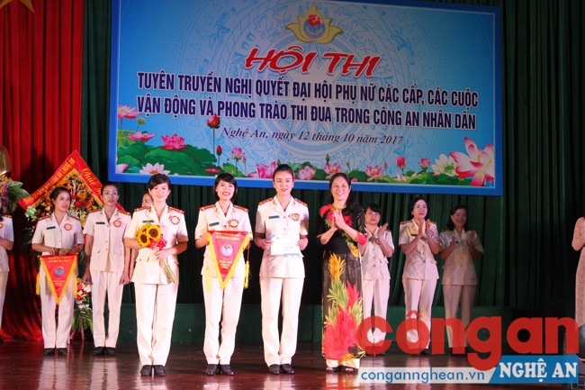 Bà Bùi Thị Huy trao giái nhì cho đội số 4