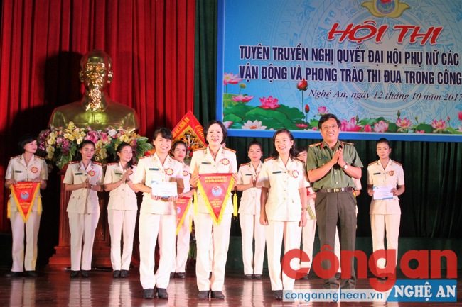 Đồng chí Đại tá Hồ Văn Tứ trao giải nhất cho đội số 5