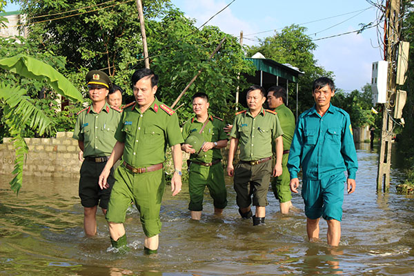 Công an TP Vinh kiểm tra những vị trí xung yếu, thăm hỏi từng hộ dân bị ngập lụt nghiêm trọng