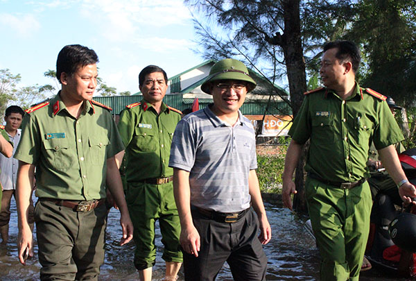 Công an TP Vinh phối hợp cùng chính quyền phường Vinh Tân kiểm tra tình hình ngập lụt tại 2 khối Tân Phượng và Yên Cư