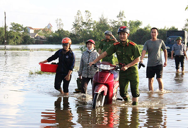 CBCS Công an giúp dân di chuyển ra khỏi vùng ngập lụt