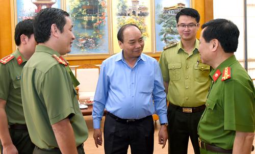 Thủ tướng trao đổi về công tác bảo vệ rừng với đại diện lực lượng kiểm lâm, công an. Ảnh: VGP/Quang Hiếu