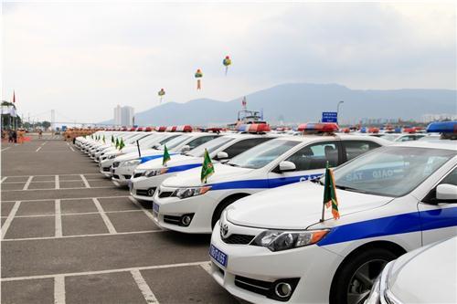 Nhiều xe ô tô dẫn đoàn tập trung tại Đà Nẵng sẵn sàng nhận nhiệm vụ