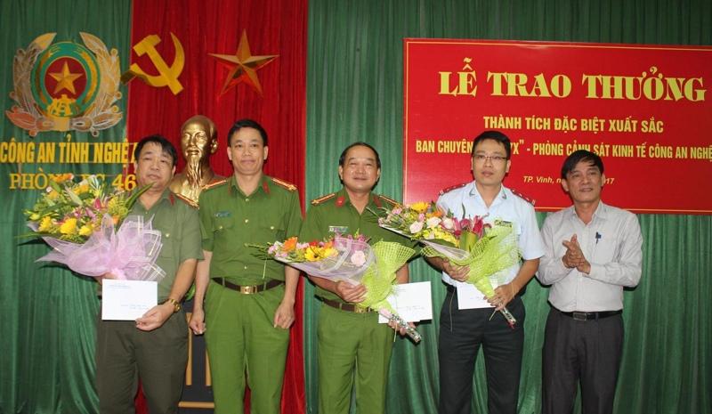Đại tá Nguyễn Mạnh Hùng, Phó Giám đốc Công an tỉnh chúc mừng Ban chuyên án 917X