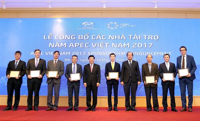 Phó Thủ tướng Phạm Bình Minh và Bộ trưởng, Chủ nhiệm Văn phòng Chính phủ Mai Tiến Dũng trao kỷ niệm chương ghi danh và quà lưu niệm cho 8 nhà tài trợ đặc biệt.