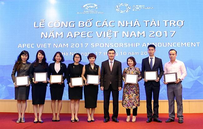Phó Chủ nhiệm VPCP Nguyễn Xuân Thành trao kỷ niệm chương cho các nhà tài trợ