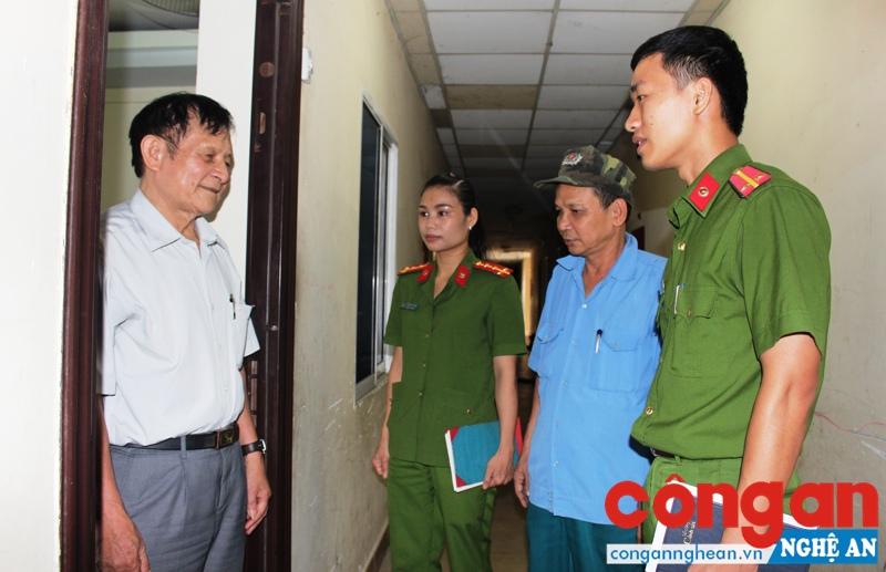 Cảnh sát khu vực phường Vinh Tân, TP Vinh trao đổi với người dân về tình hình ANTT