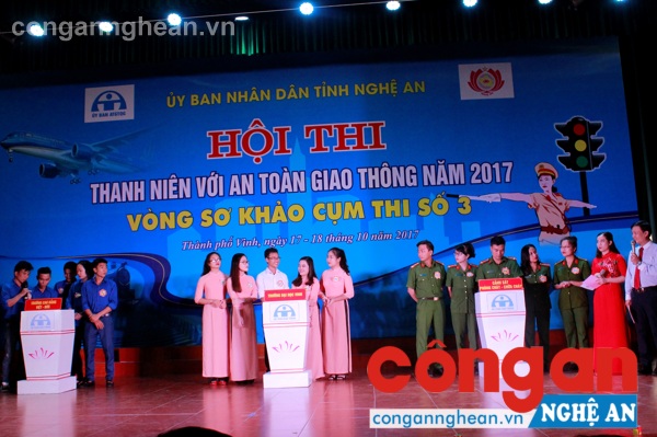 Phần thi kiến thức của các đội CĐ Việt- Hàn, Trường ĐH Vinh và Cảnh sát PCCC tỉnh