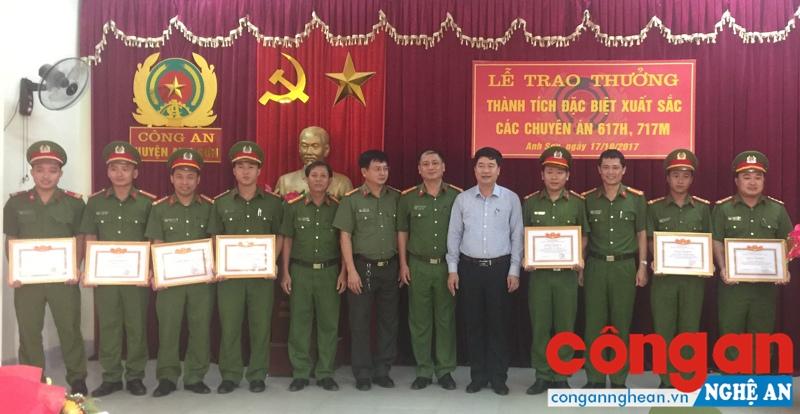 Đồng chí Nguyễn Hữu Sáng, Chủ tịch UBND huyện Anh Sơn trao thưởng cho 2 đơn vị