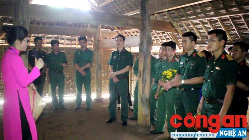Khách tham quan đến thăm quê Bác tại huyện Nam Đàn