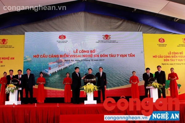 Đại biểu TW, bộ ngành và tỉnh Nghệ An cùng tập đoàn Visai nhấn nút khởi động cầu cảng