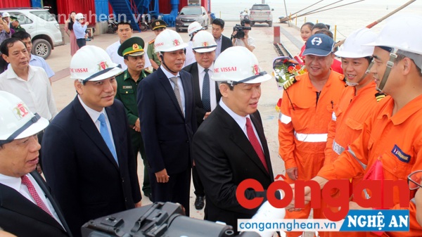 Phó Thủ tướng Vương Đình Huệ và lãnh đạo tỉnh trực tiếp đến cầu cảng chúc mừng các thủy thủ điều khiển tàu 70.000 tấn cập cảng Visai