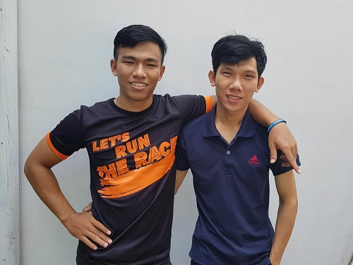 Hai chàng sinh viên Nguyễn Thành Thi (phải) và Nguyễn Vĩ Nhân- chủ nhân của sản phẩm robot vệ sinh kênh rạch. Ảnh: NVCC.