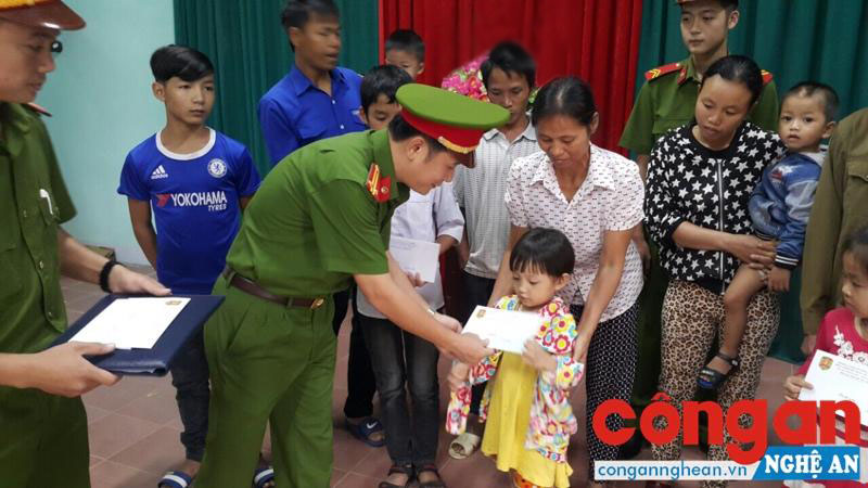 Lãnh đạo Phòng Cảnh sát Cơ động trao quà cho các gia đình có hoàn cảnh khó khăn