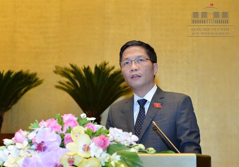Bộ trưởng Bộ Công thương Trần Tuấn Anh trình bày Tờ trình về dự án Luật Cạnh tranh (sửa đổi) - Ảnh: Đình Nam