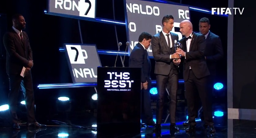 Chủ tịch FIFA Gianni Infantino trao danh hiệu The Best cho Ronaldo