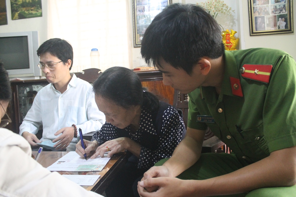 Bà Hương có 3 người con không may bị khuyết tật trí tuệ, câm điếc nên không thể đi lại làm CMND