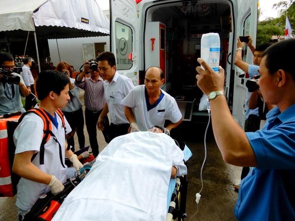 Diễn tập nhân viên y tế chuyển nạn nhân ra xe cứu thương để đưa đến Bệnh viện