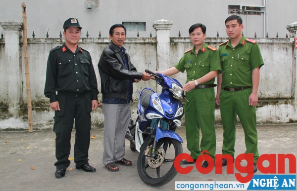 Đại diện lãnh đạo Phòng Cảnh sát Cơ động và cán bộ chiến sĩ trao trả xe máy cho ông Nguyễn Tấn Vương