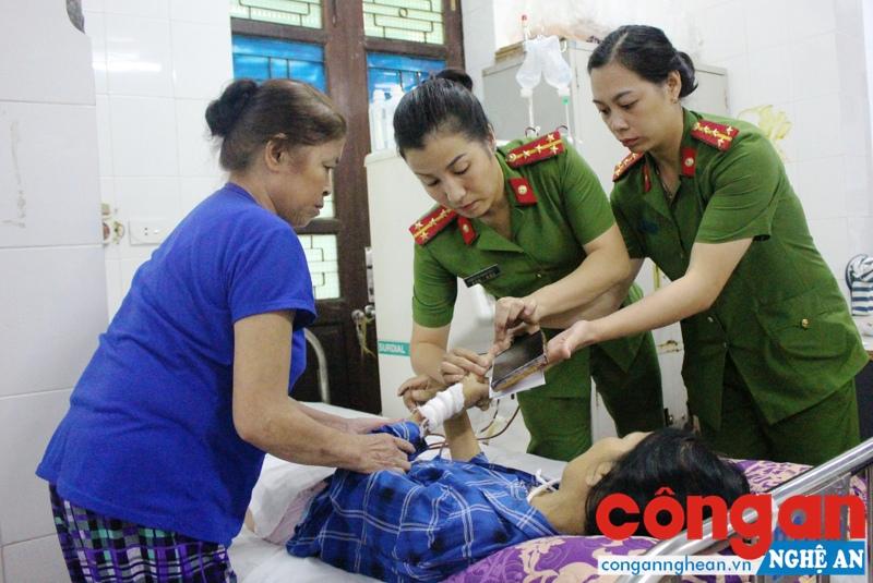 Tổ công tác Phòng Cảnh sát QLHC về TTXH Công an Nghệ An đến tận giường bệnh làm thủ tục cấp CMND cho người bệnh