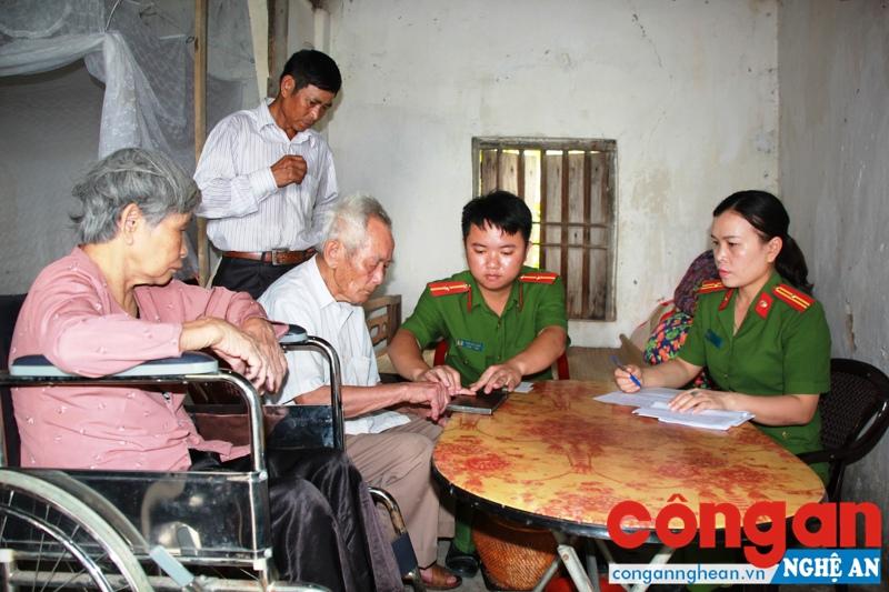 CBCS Đội Cảnh sát QLHC về TTXH Công an huyện Hưng Nguyên xuống địa bàn làm thủ tục cấp CMND cho người già, hoàn cảnh neo đơn