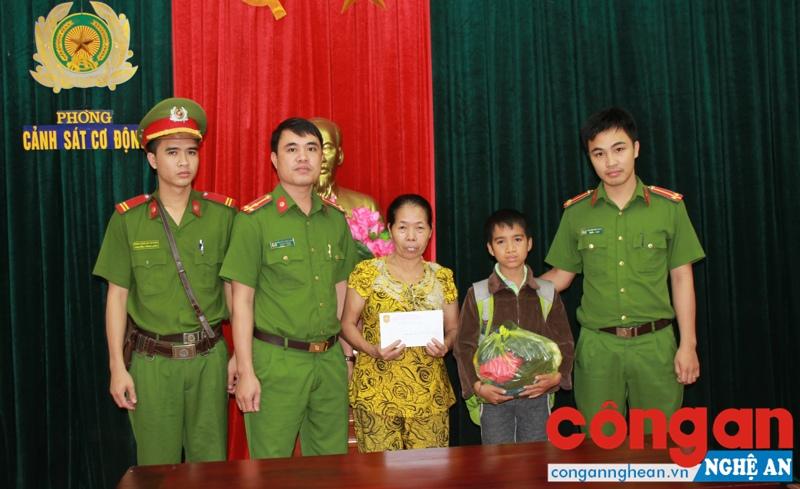 Cháu Võ Quốc Song cùng mẹ và các chiến sỹ Đội Tham mưu - Huấn luyện Phòng Cảnh sát Cơ động