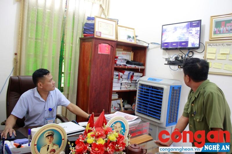 Theo dõi, giám sát lề lối làm việc của đội ngũ cán bộ, công chức, viên chức qua camera giám sát tại UBND thị trấn Kim Sơn, huyện Quế Phong
