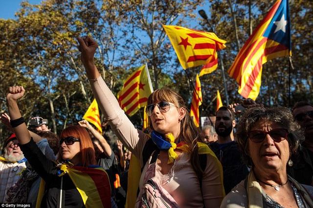 Người dân Catalonia đổ ra đường sau khi Nghị viện Catalonia bỏ phiếu thông qua tuyên bố độc lập. Ảnh: Getty