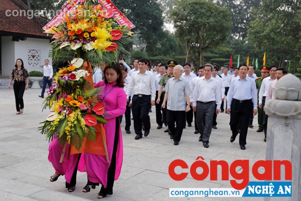 Đoàn công tác dâng hoa, dâng hương tại KDT Kim Liên