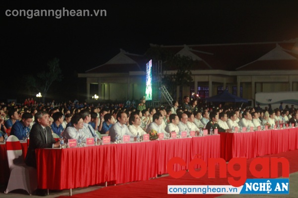 Các đồng chí lãnh đạo Đảng, Nhà nước, các địa phương và tỉnh Nghệ An tham dự chương trình