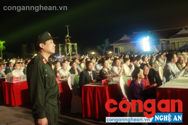 Công an Nghệ An đã huy động các lực lượng tham gia bảo vệ tuyệt đối an toàn đoàn đại biểu cấp cao, đại biểu các ngành, tỉnh Nghệ An và người dân tham dự chương trình