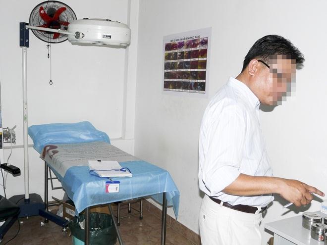 Thanh tra Sở Y tế kiểm tra một phòng khám Trung Quốc.