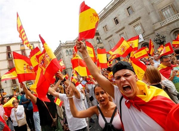 Người dân Tây Ban Nha khẳng định quyết tâm thống nhất và toàn vẹn quốc gia. Ảnh: AFP