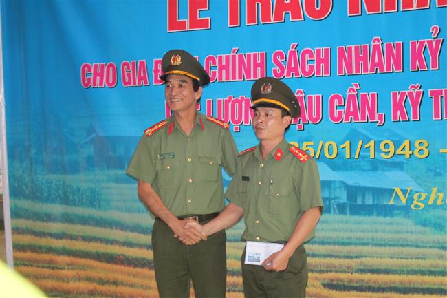 Đại tá Nguyễn Võ Thắng - Phó Cục trưởng cục quản trị - Tổng cục Hậu cần - Kỹ thuật trao quà cho đồng chí Cao Văn Hải