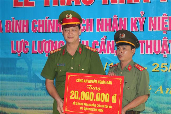 Thượng tá Nguyễn Đức Cường - Trưởng  Công an huyện Nghĩa Đàn trao quà cho đồng chí Ca Văn Hải 