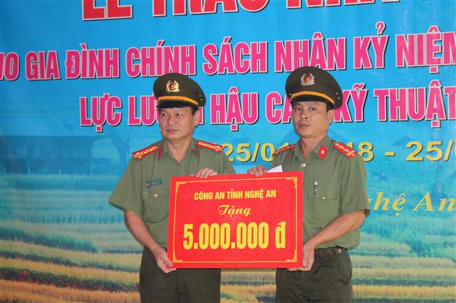 Đại tá Nguyễn Đình Dung, Phó giám đốc Công an tỉnh Nghệ An trao quà cho đồng chí Cao Văn Hải