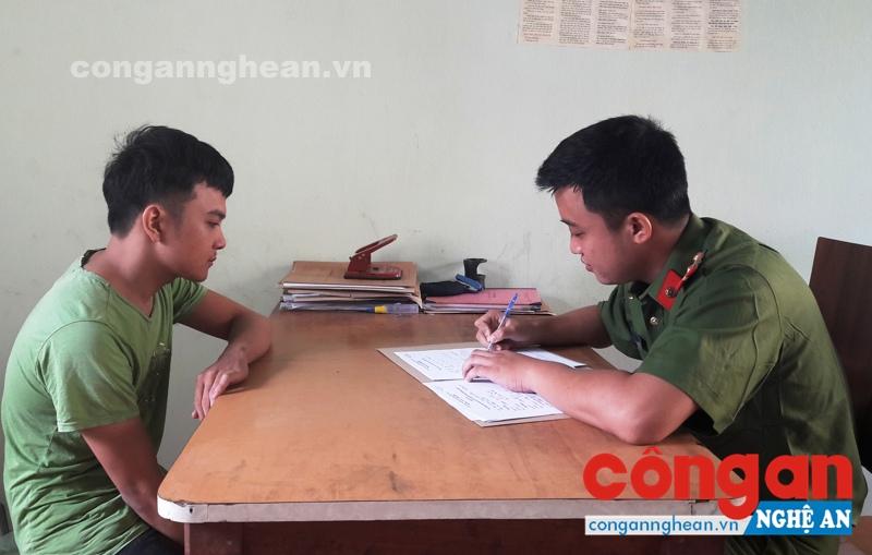 Cơ quan CSĐT Công an huyện Anh Sơn lấy lời khai đối tượng đánh bạc