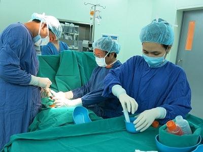 GS.TS Nguyễn Thanh Liêm và ê kíp thực hiện ghép tế bào gốc cho bệnh nhân