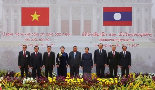 Các đồng chí lãnh đạo Đảng, Nhà nước, Quốc hội Lào và Việt Nam tại buổi lễ