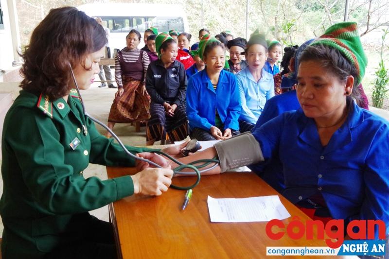 Bác sĩ Hội Phụ nữ Phòng Hậu cần (Bộ đội Biên phòng Nghệ An) khám sức khỏe cho người dân xã Nậm Giải