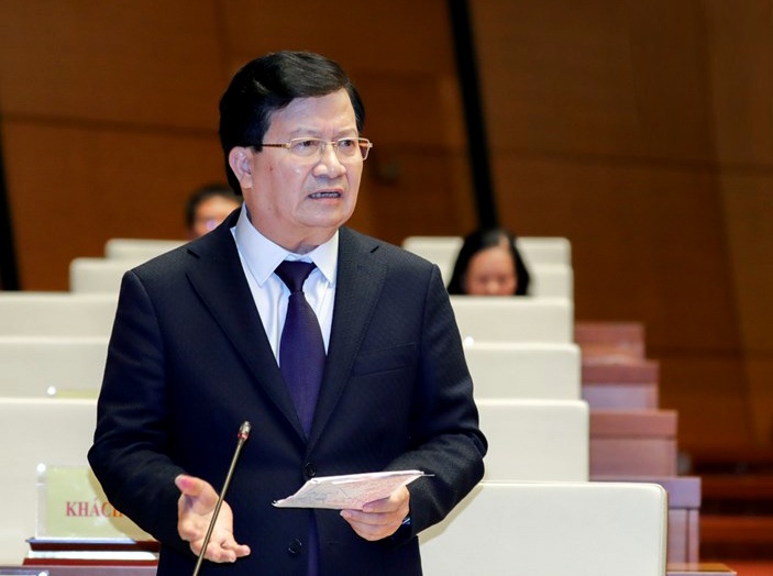 Phó Thủ tướng Trịnh Đình Dũng báo cáo về công tác phòng, chống, giảm nhẹ thiên tai, tại phiên thảo luận của Quốc hội sáng 2/11. Ảnh: VGP/Nhật Bắc