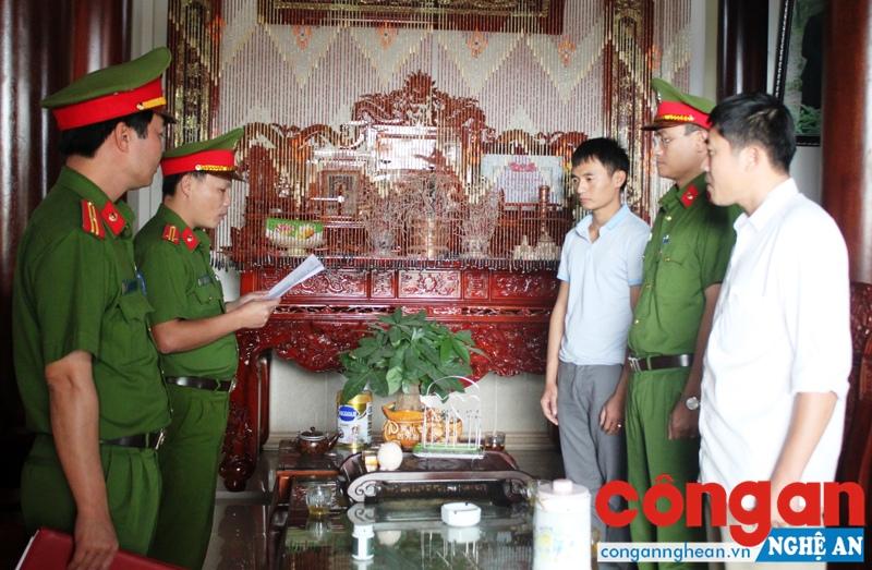 Cơ quan Cảnh sát điều tra Công an Nghệ An đọc lệnh bắt tạm giam đối với Trần Văn Tuấn