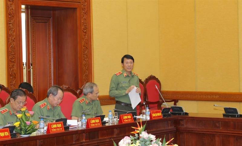 Thiếu tướng Lương Tam Quang, Chánh Văn phòng Bộ Công an trình bày Báo cáo tình hình, kết quả công tác Công an tháng 10 năm 2017.