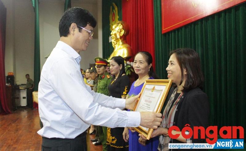 Đồng chí Lê Xuân Đại, Phó Chủ tịch Thường trực UBND tỉnh trao Bằng khen Chủ tịch UBND tỉnh cho các tập thể, cá nhân