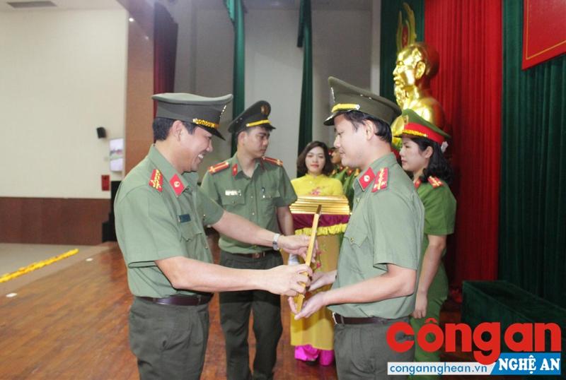 Đồng chí Đại tá Lê Khắc Thuyết, Phó Giám đốc Công an tỉnh tặng thưởng cho các cá nhân, tập thể có thành tích xuất sắc