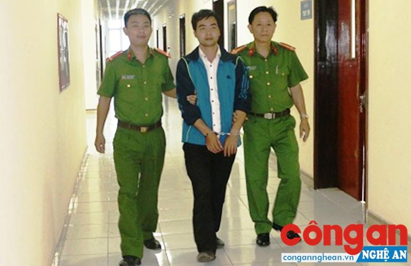 Cơ quan Công an dẫn giải Nguyễn Văn Tuấn từ Bắc Giang về Hà Tĩnh quy án